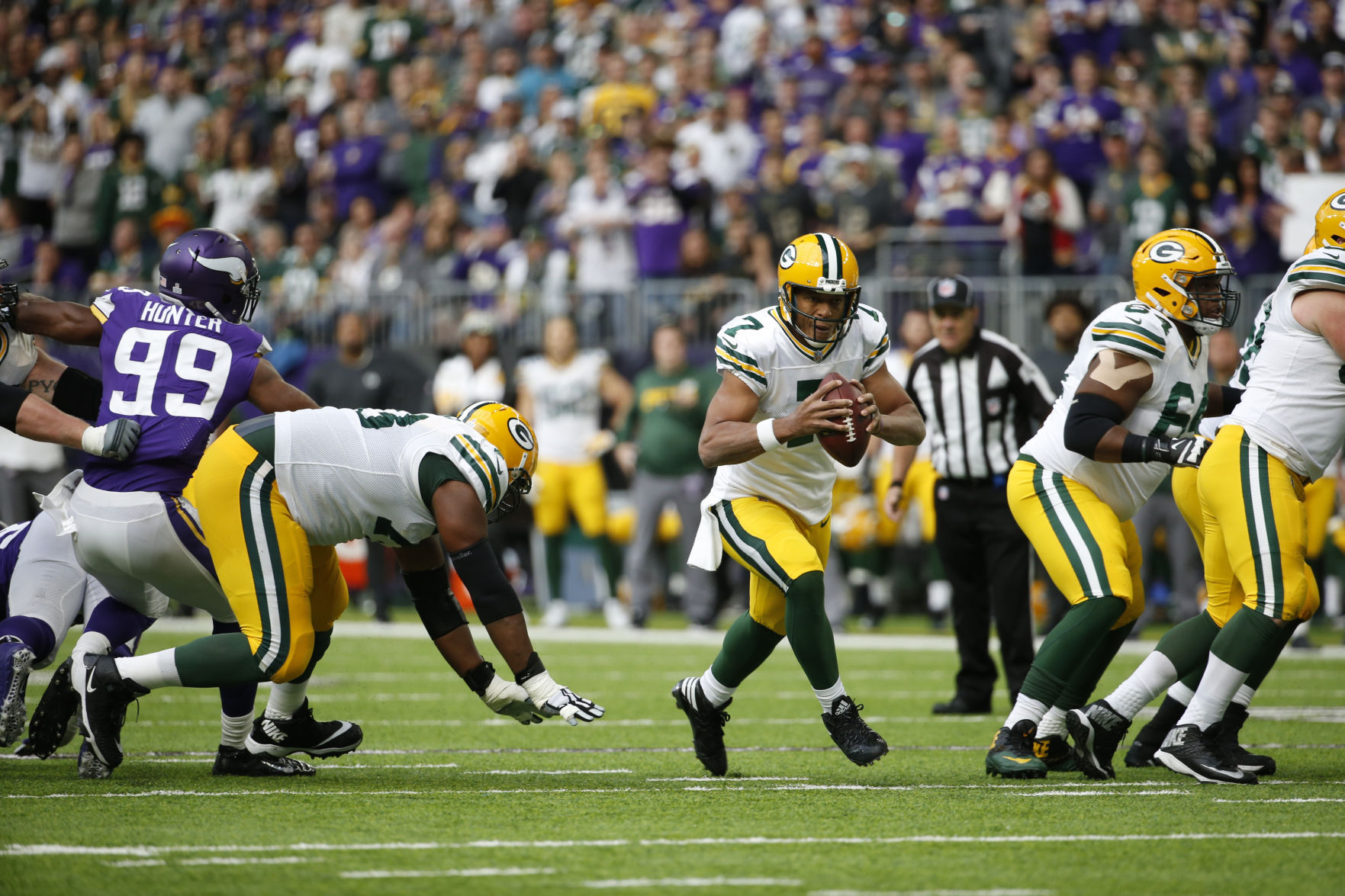 Brett Hundley scrambles
